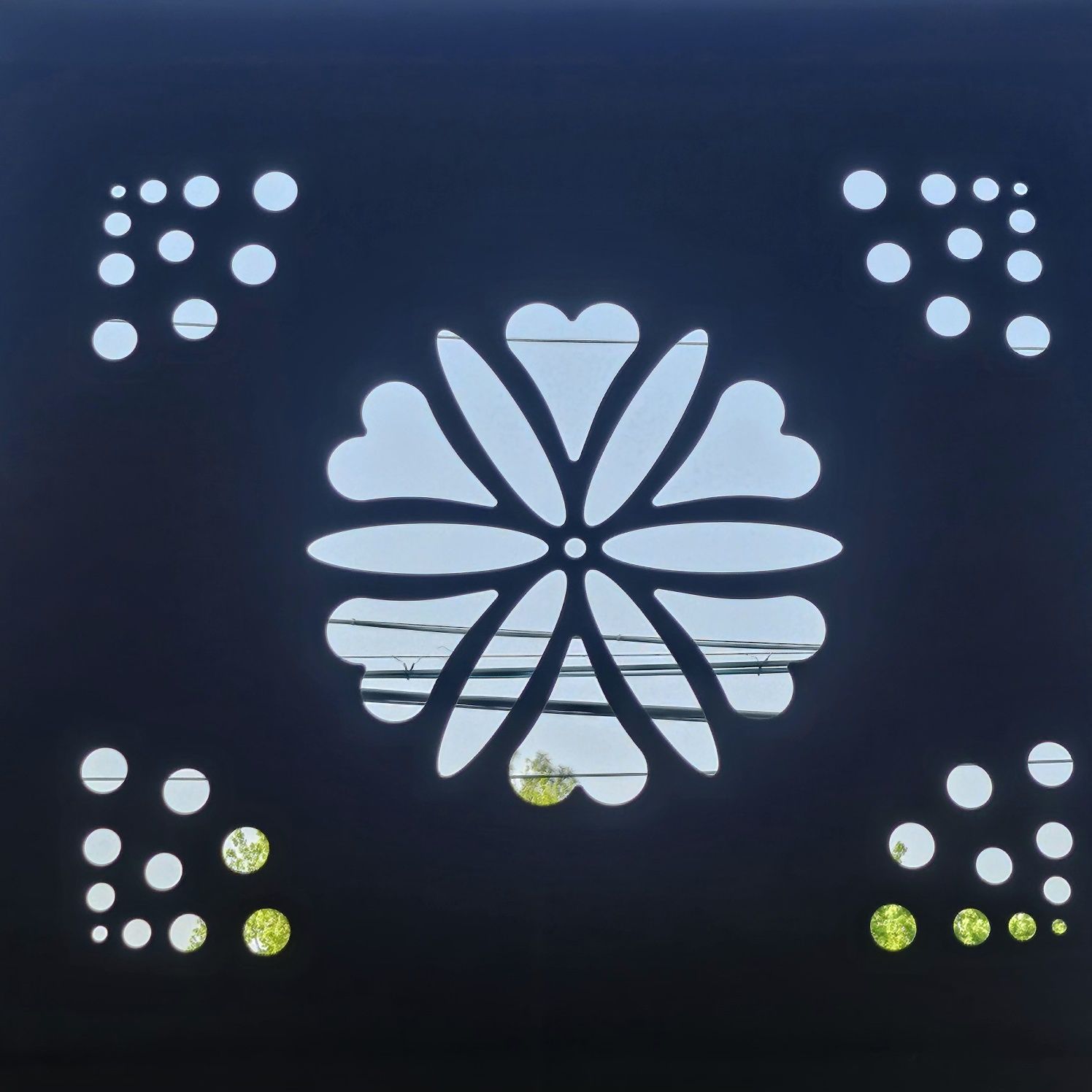 전통문향속의 핀 철쭉 꽃